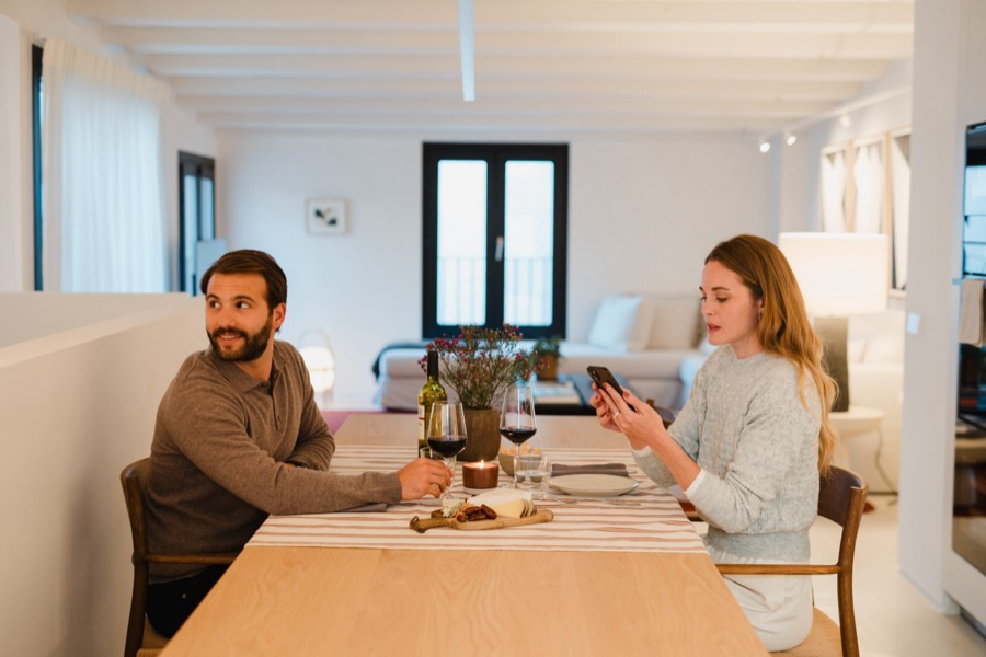 Personas cenando en una vivienda